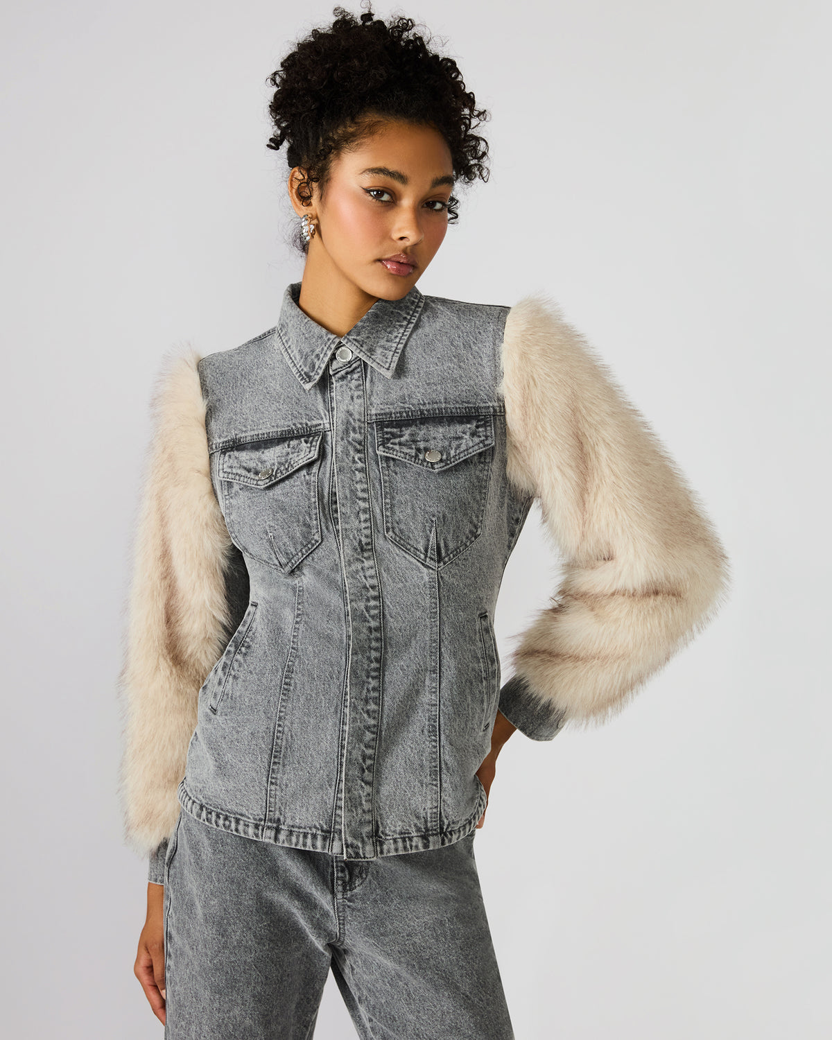 Steve Madden PARKER Fog Faux Fur Long-Sleeved Button-Up Denim Women's Jacket